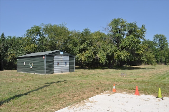 view of yard with an outbuilding
