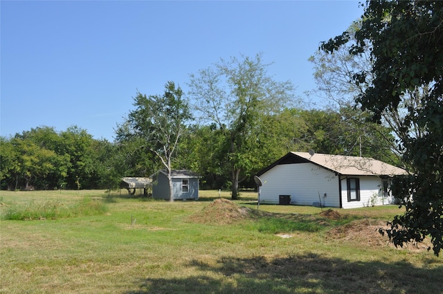 view of yard featuring a shed