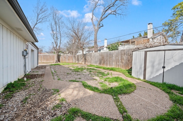 view of yard featuring a storage shed