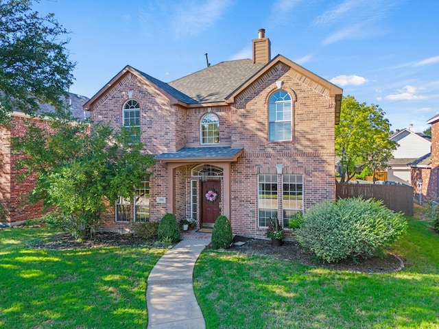 view of front of property featuring a front lawn