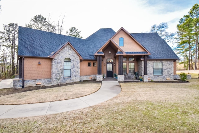 view of front of home featuring a front yard