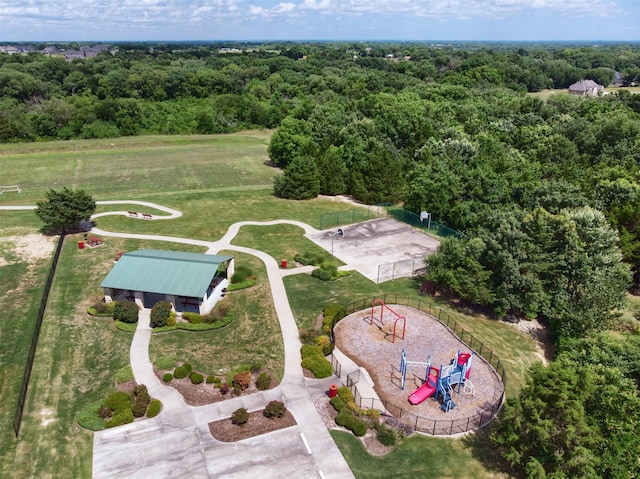 birds eye view of property featuring a forest view