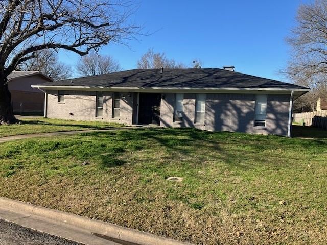 single story home with a front lawn