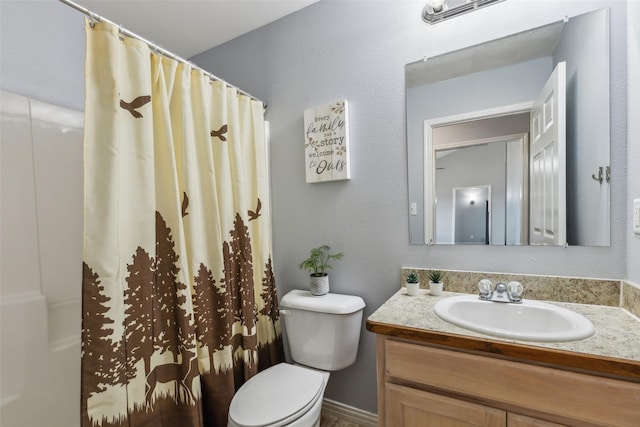 full bath featuring toilet, a shower with curtain, and vanity