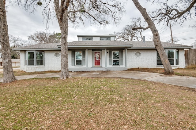 view of front facade with a front yard