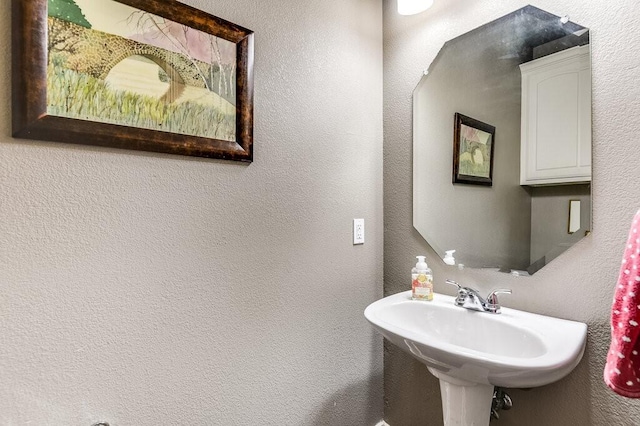 bathroom featuring sink