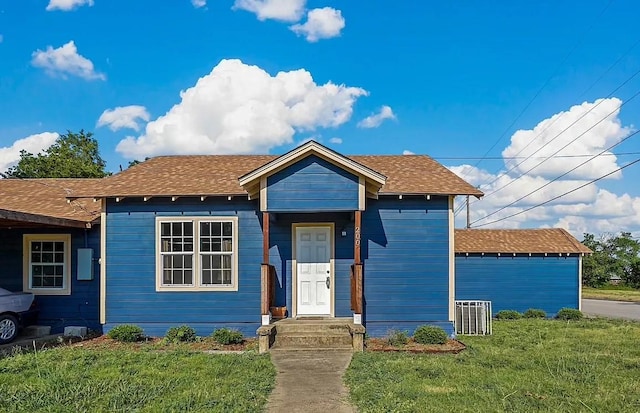 view of front of house featuring a front lawn