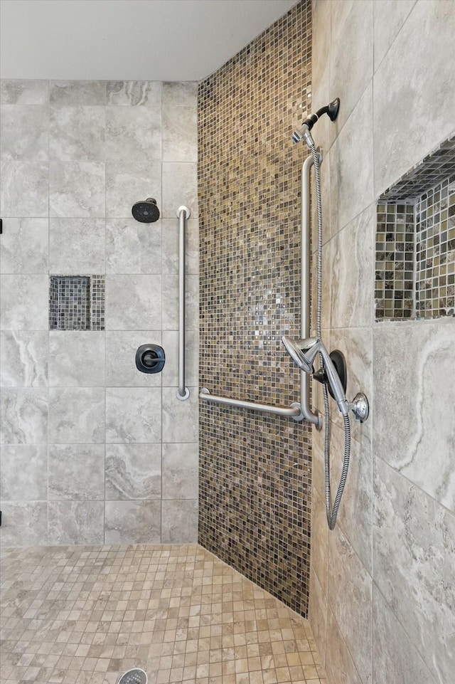 bathroom featuring a tile shower