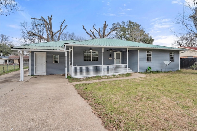 ranch-style house with covered porch, a ceiling fan, a front yard, metal roof, and driveway