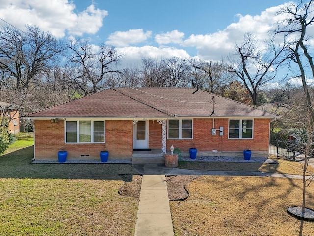 single story home with a front lawn