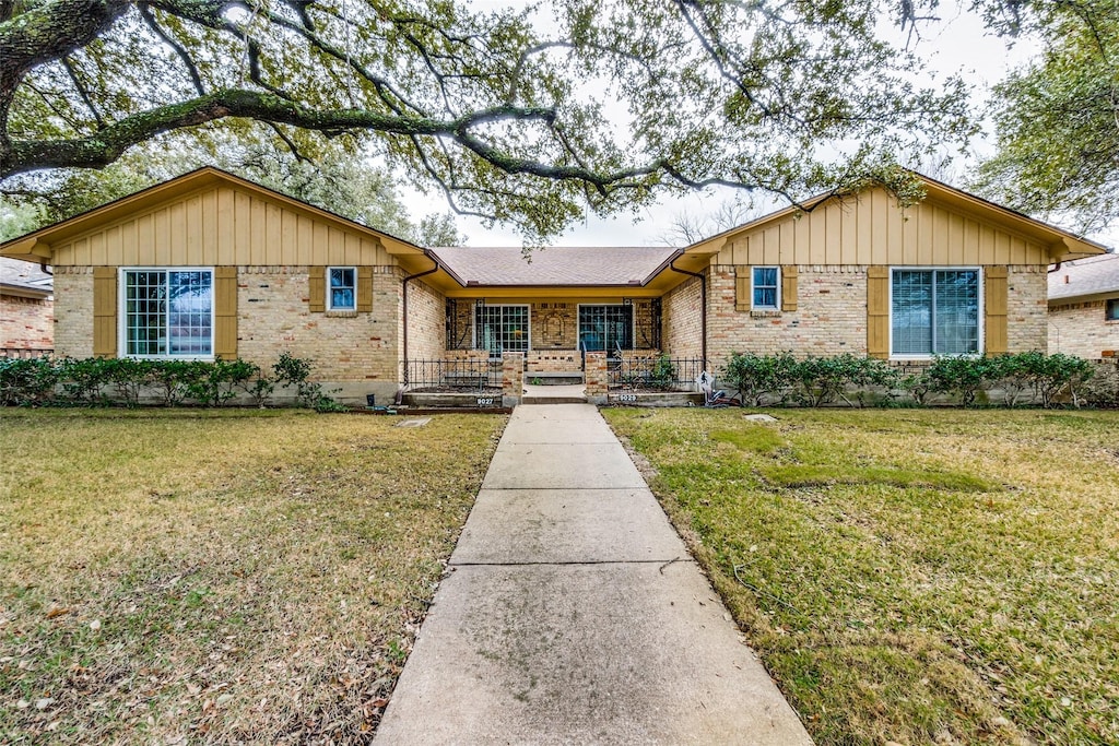 single story home featuring a front yard