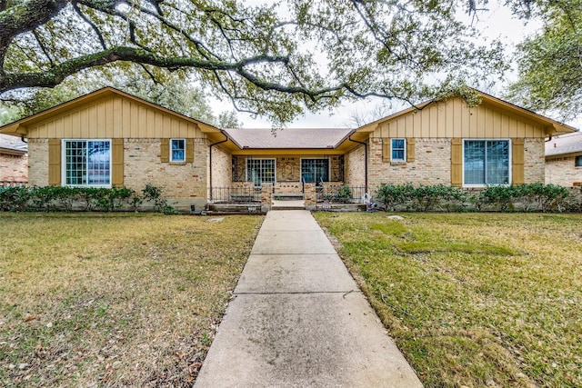 single story home featuring a front yard