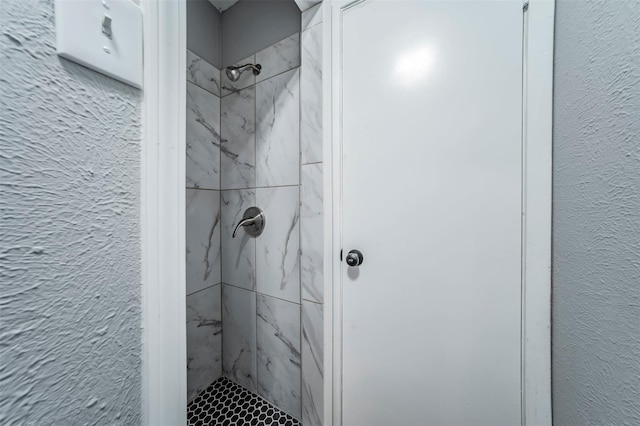 bathroom featuring tiled shower