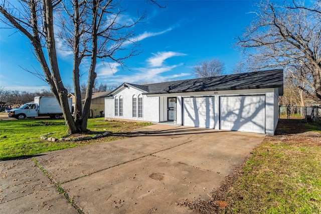 ranch-style home featuring a front lawn and a garage