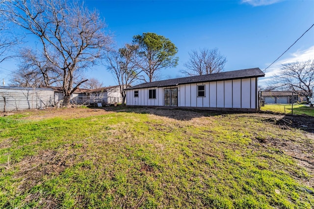 back of house featuring a yard