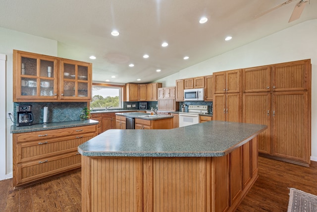 kitchen with white appliances, dark hardwood / wood-style flooring, a spacious island, and lofted ceiling