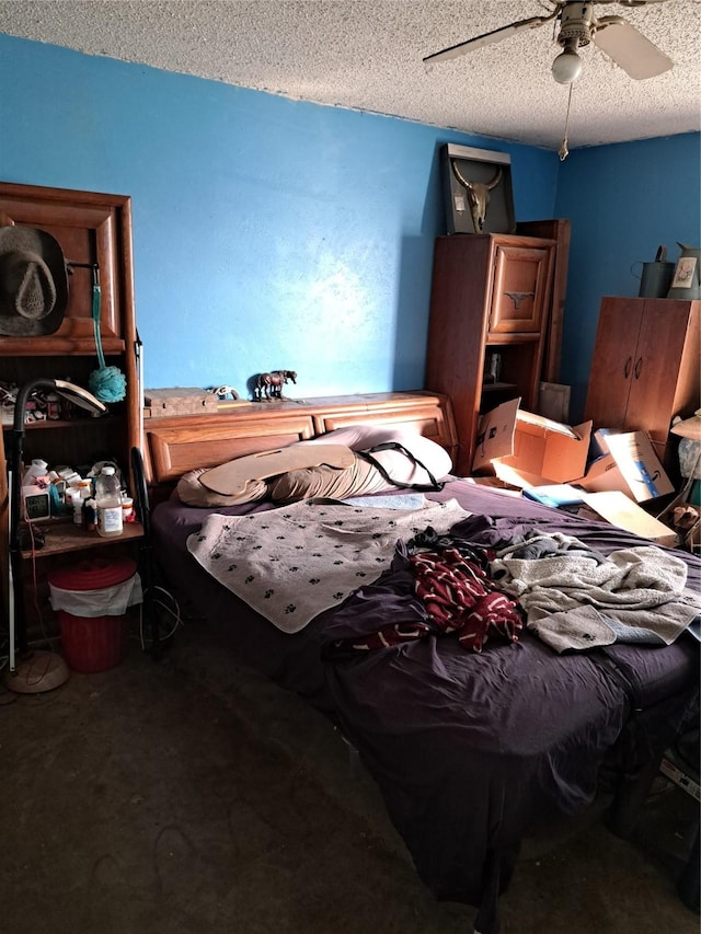 bedroom featuring ceiling fan and a textured ceiling