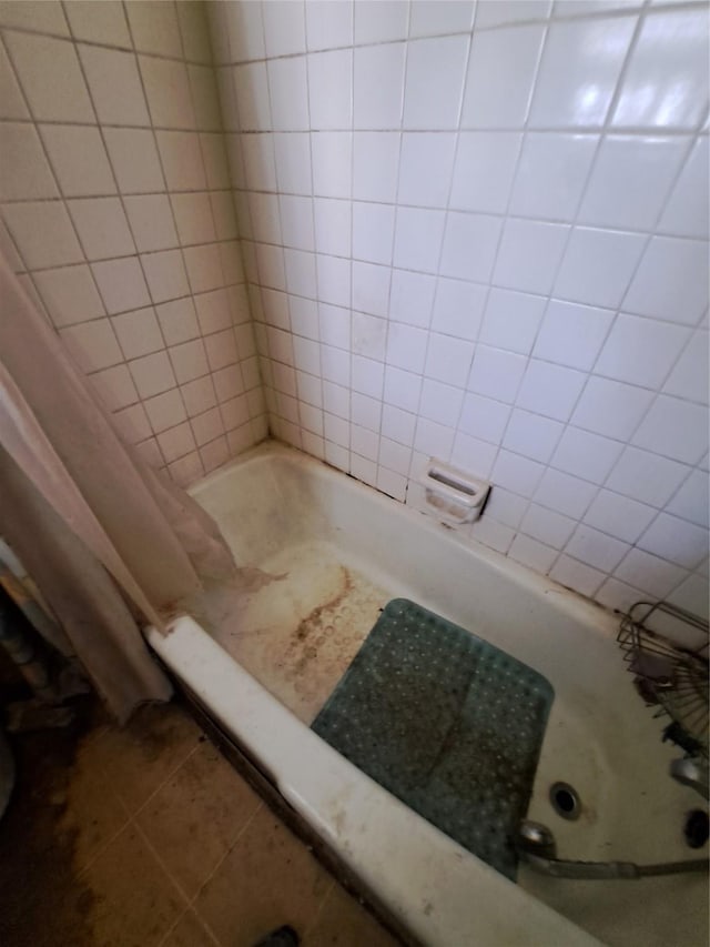 bathroom featuring tile patterned floors and a bathtub