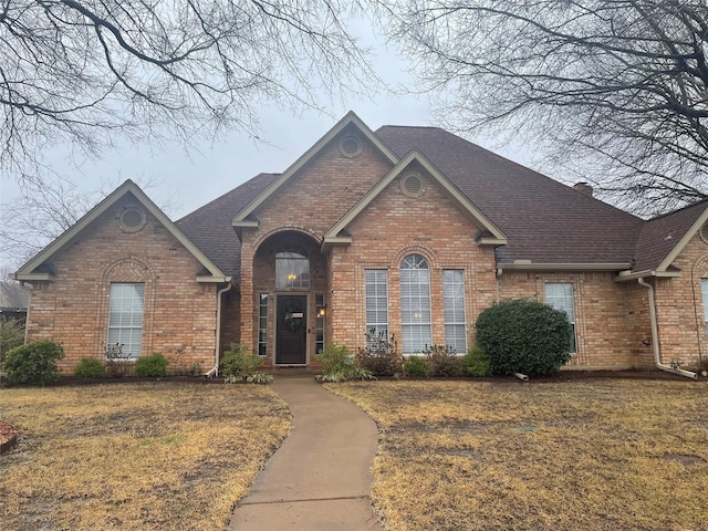 view of front of home featuring a front lawn