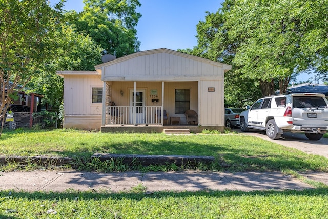 bungalow-style house featuring a front lawn and a porch