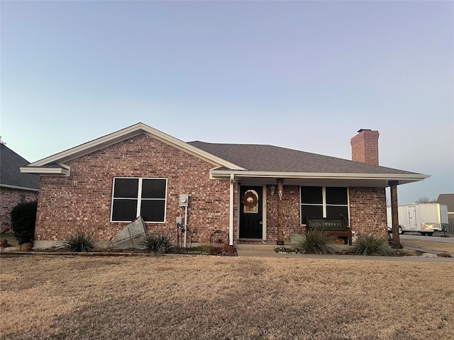 ranch-style house featuring a front lawn