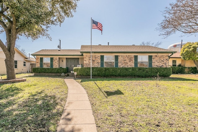 ranch-style home featuring a front lawn