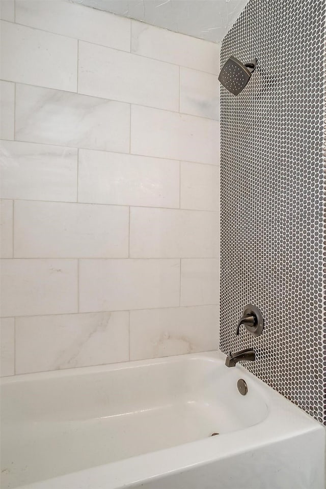 bathroom with tiled shower / bath