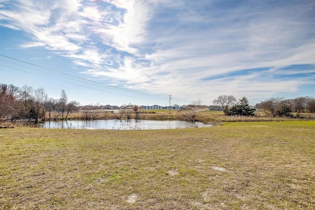 view of yard featuring a water view