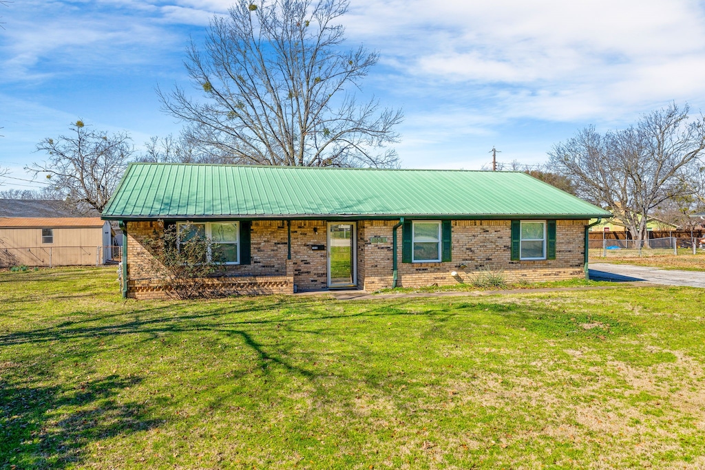 1018 Wynne Rd, Wills Point, TX 75169 - ranch-style home featuring a front yard