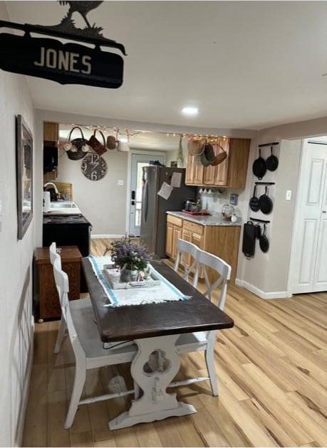 dining area with sink and light hardwood / wood-style floors