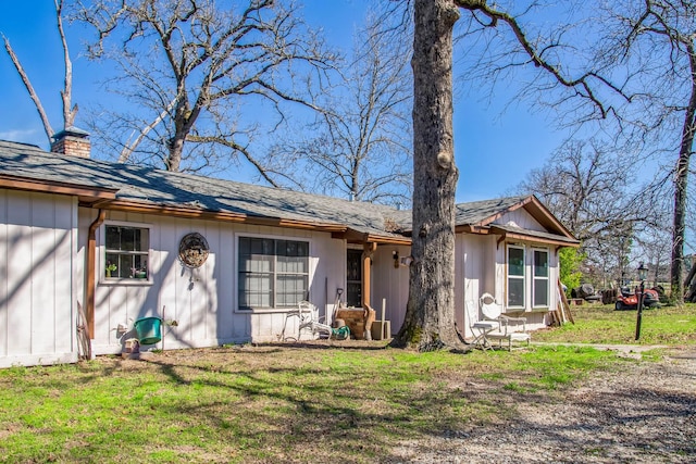 ranch-style house featuring a front lawn