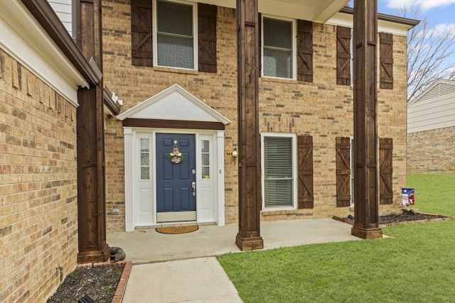 property entrance featuring a lawn