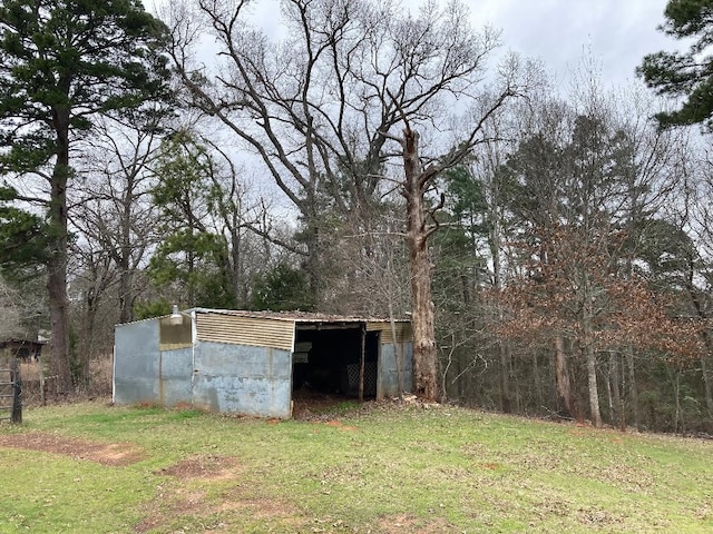 view of pole building featuring a yard