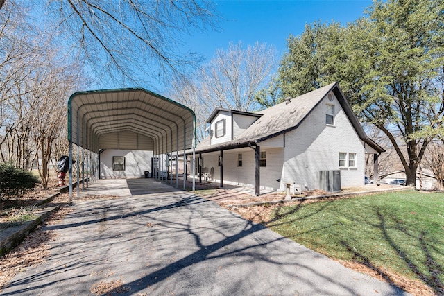 view of front of house featuring a carport and a front lawn