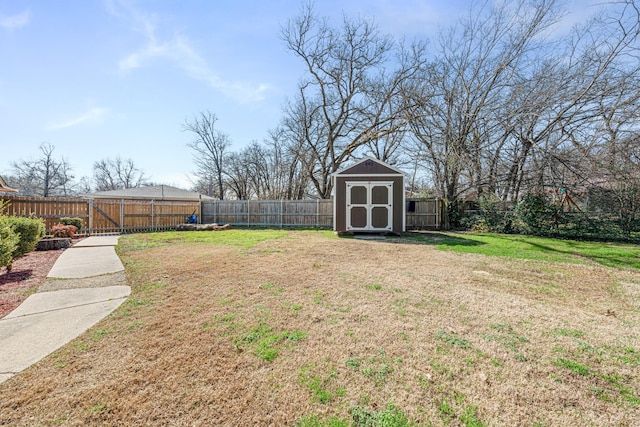 view of yard with a storage shed