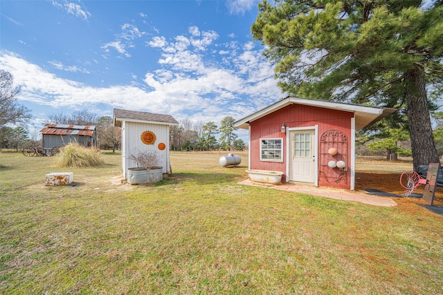 view of yard with a shed