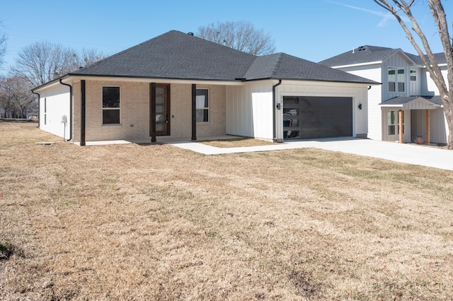 view of front facade featuring a front lawn and a garage