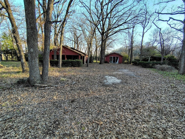 view of yard with an outdoor structure