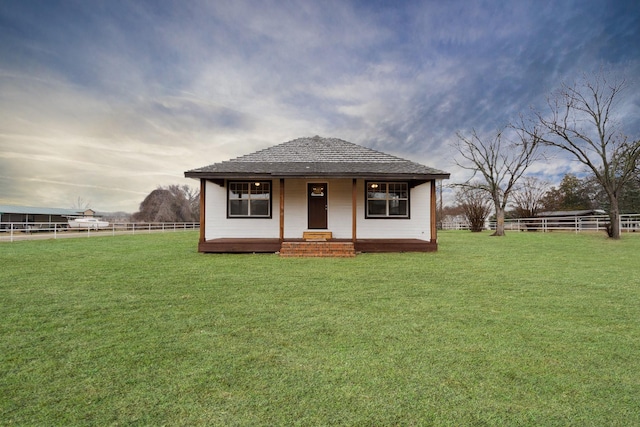 view of front of property featuring a front yard