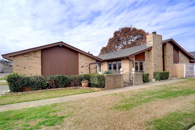 view of front of property featuring a front yard