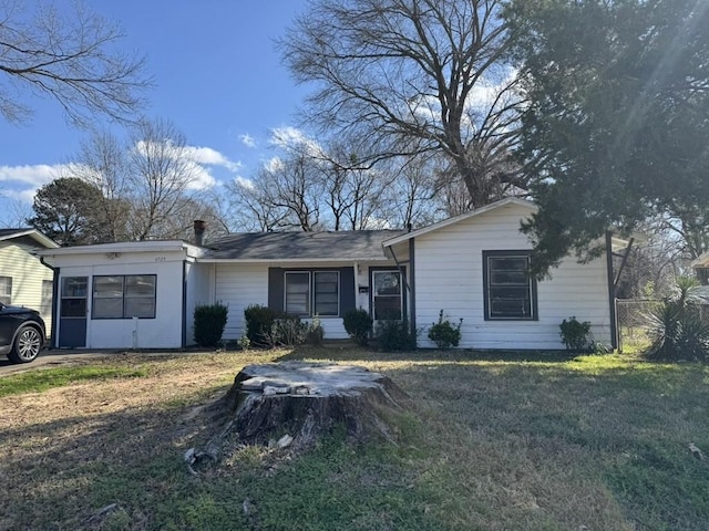 single story home with a front lawn