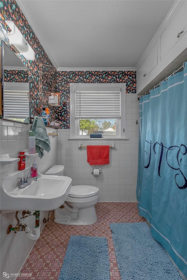 full bath featuring toilet, tile walls, crown molding, and a textured ceiling