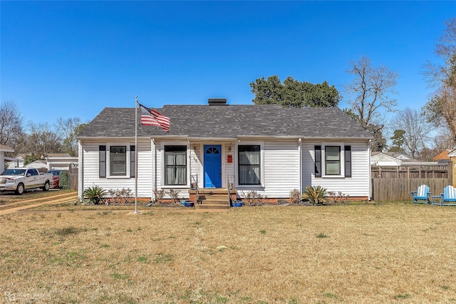 view of front of property featuring a front lawn and fence