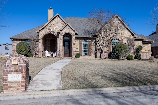 view of front of property featuring a front lawn