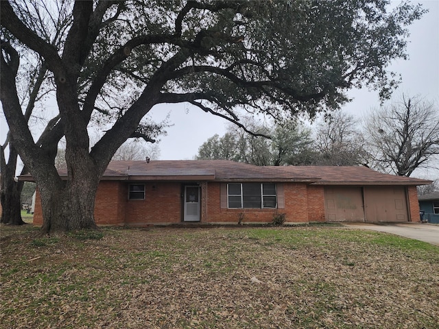 ranch-style house featuring a front yard