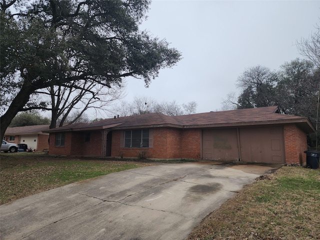 single story home featuring a front yard