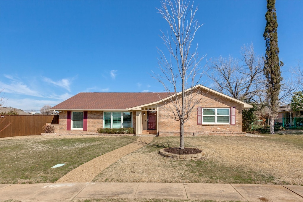 6709 Roundrock Rd, Dallas, TX 75248 - ranch-style house with brick siding, fence, and a front yard