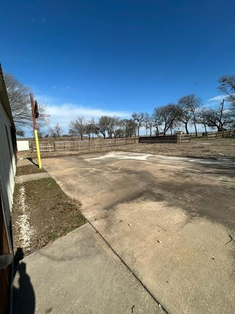 view of yard featuring a rural view