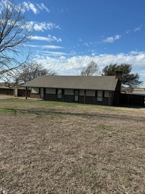 ranch-style house featuring a front yard