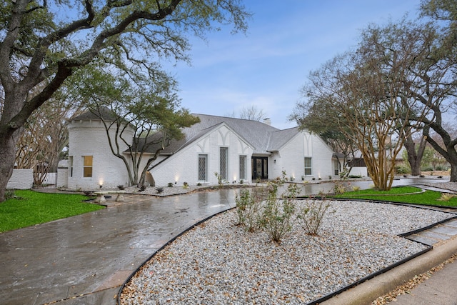 view of front of home with a front lawn